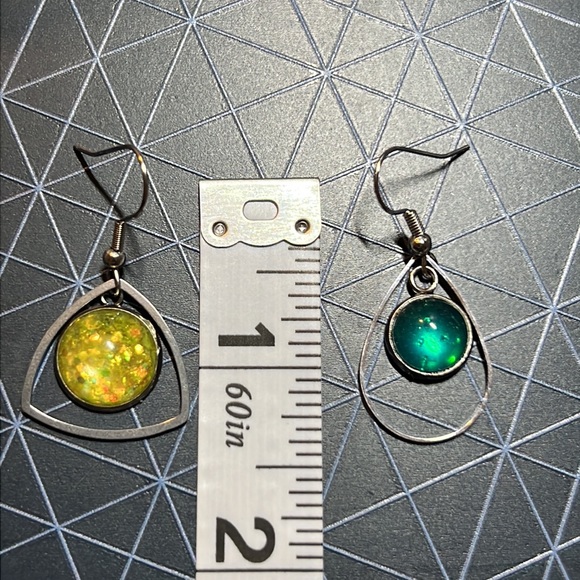 24012 Green and Yellow Resin Earrings - Picture 3 of 7